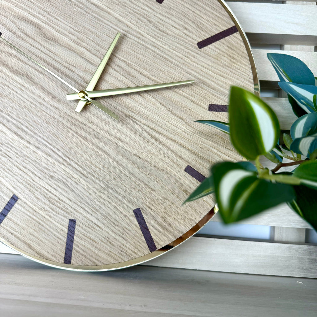 JUNOHR Elegant vægur | Eg med guld spejl akryl, elegant design, forskellige størrelser
