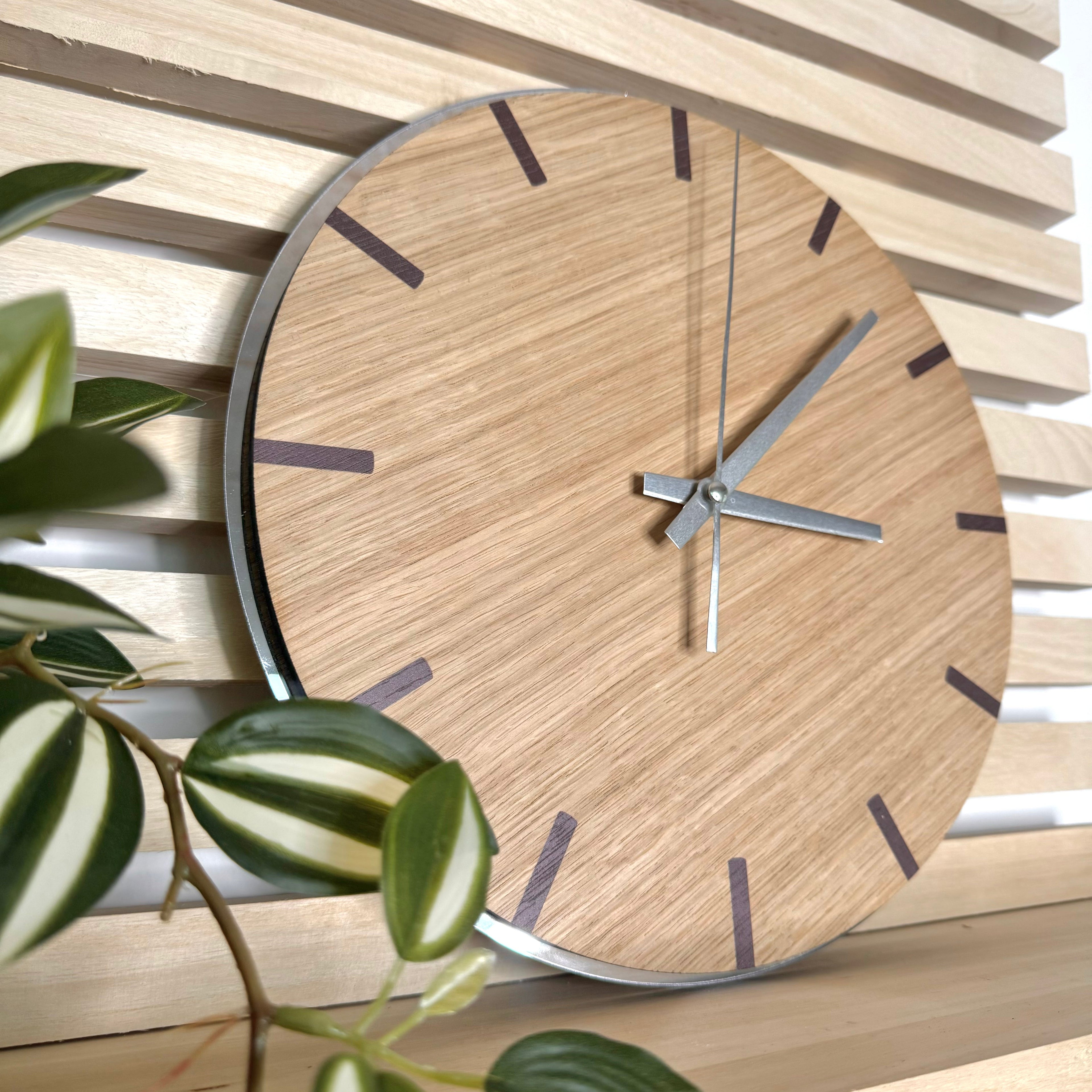 SYLFORM Elegant vægur | Eg med guld spejl akryl, elegant design, forskellige størrelser Sølv